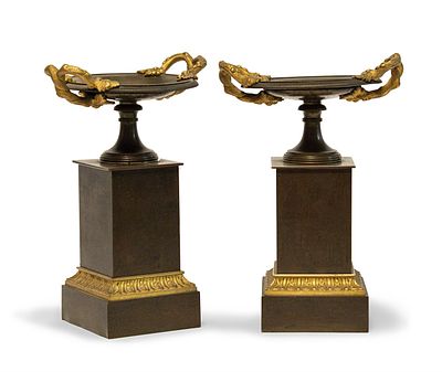 COPPIA DI ALZATE IN BRONZO, INIZI XIX SECOLO a patina nera con finiture in bronzo dorato. 