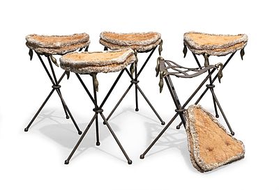 CINQUE SGABELLI FERRO BATTUTO TOSCANA XIX SECOLO Cinque sgabelli in ferro battuto con sedute di 