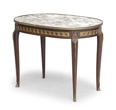 TAVOLO DA CENTRO OVALE, PERIODO NAPOLEONE III in mogano, con piano in marmo fior di pesco. 