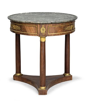 BEL TAVOLO CIRCOLARE, PERIODO IMPERO in noce, con piano in marmo grigio 'griotte'. Fascia 