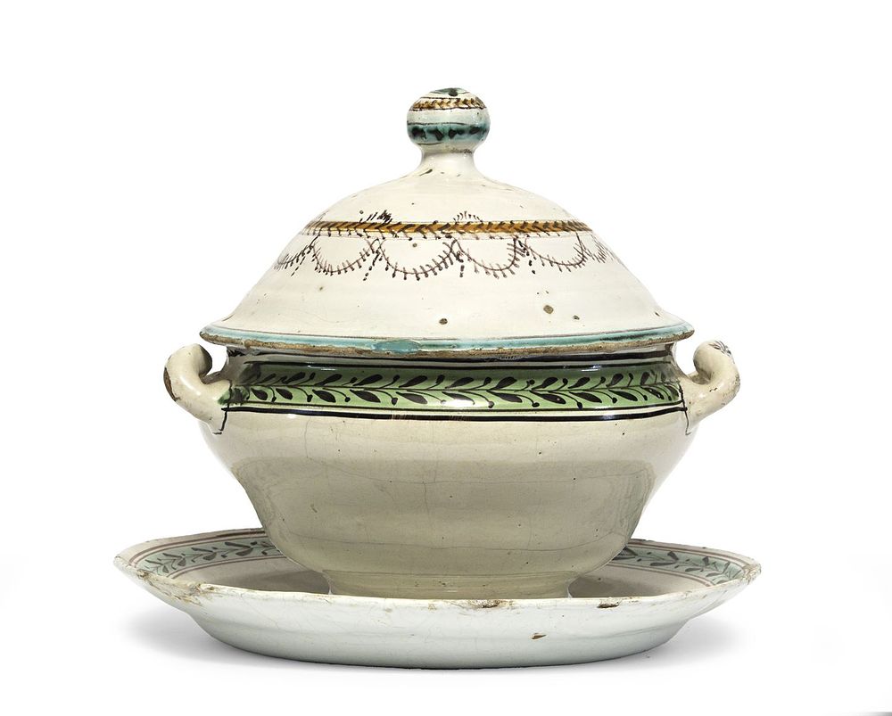 ZUPPIERA MAIOLICA XIX SECOLO 
Zuppiera in maiolica policroma, completa di piatto, decorata a 