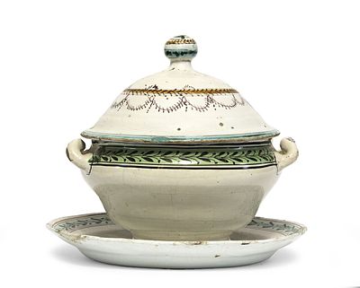 ZUPPIERA MAIOLICA XIX SECOLO Zuppiera in maiolica policroma, completa di piatto, decorata a 