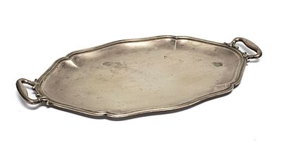 VASSOIO IN ARGENTO, INIZI XX SECOLO a bordo nervato. Titolo 800/1000. Misure cm. 63 x 36, peso 