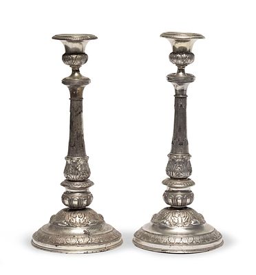 COPPIA DI CANDELIERI IN ARGENTO, ITALIA XX SECOLO con fusto incamiciato a foglie e nase a 
