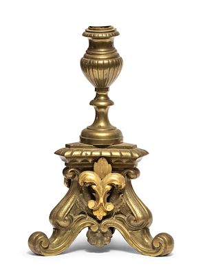 CANDELIERE IN BRONZO, XIX SECOLO con fusto a balaustro e base a stemmi crociati. Adattato a 