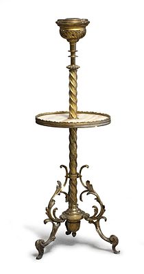 LUME DA TERRA IN OTTONE, INIZI XX SECOLO a fusto tortile con ripiano in alabastro. Tre piedi a 