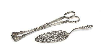 COPPIA POSATE ARGENTO XIX SECOLO Palettina e pinza in argento cesellato e decorato a traforo. 
