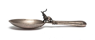 CUCCHIAIO IN ARGENTO, INGHILTERRA INIZI XX SECOLO da portata, con apice del manico con figura 