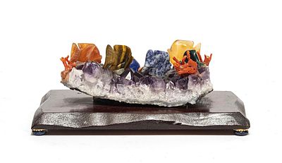 COMPOSIZIONE CON AMETISTA, CINA XX SECOLO raffigurante fondo marino con elementi in pietre 