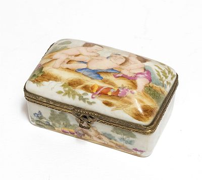 COFANETTO IN PORCELLANA, SEVRES INIZI XX SECOLO a smalti policromi, con decoro a putti in 