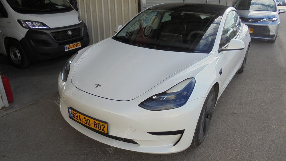 אהרוני בן-עמי | טסלה מודל 3