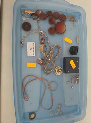 Quantity of costume jewellery