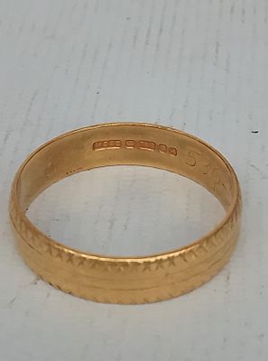 Hallmarked 18ct gold wedding ring, 3 grams