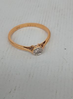 18ct gold hallmarked ring with illusion set round cut diamond, 1.5 grams gross