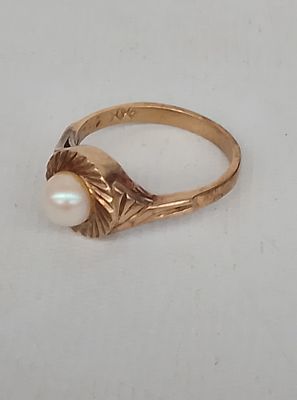 Hallmarked 9ct gold and Pearl ring, 3.5 grams gross