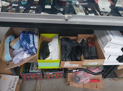 Quantity of shoes, mainly still boxed