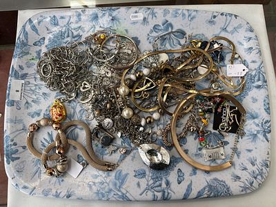 Collection of assorted jewellery