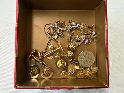 Small selection of jewellery