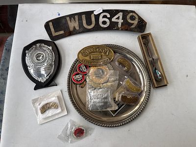 Lot inc car badges, race badges, vintage license plate, etc
