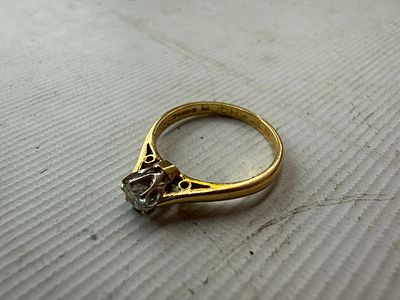 18ct gold ring with white stone, weight 2.1 grams