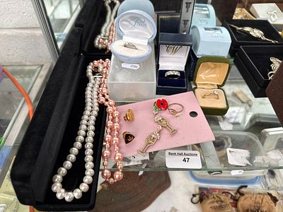 Selection of jewellery