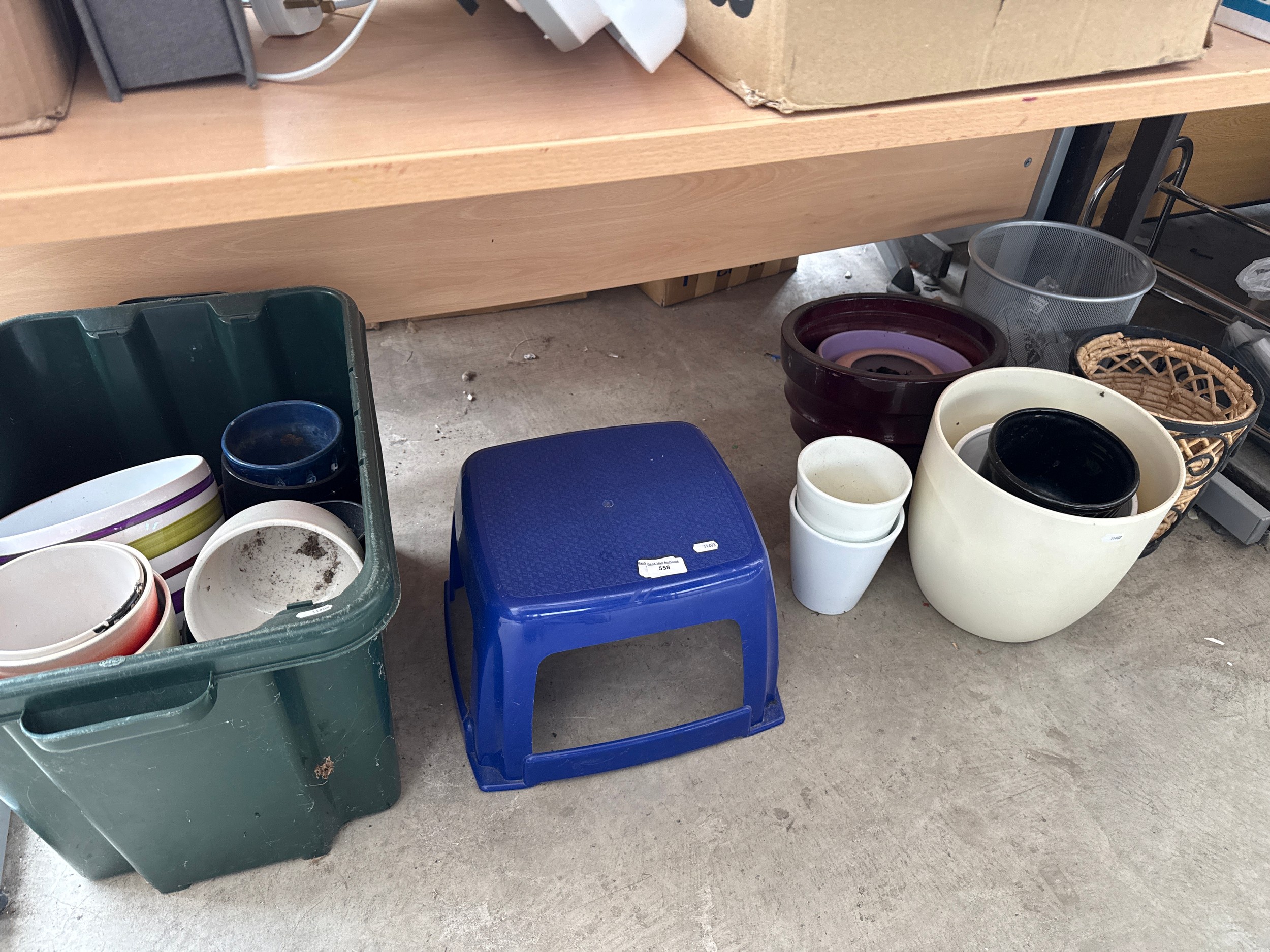 Quantity of plant pots and stool
