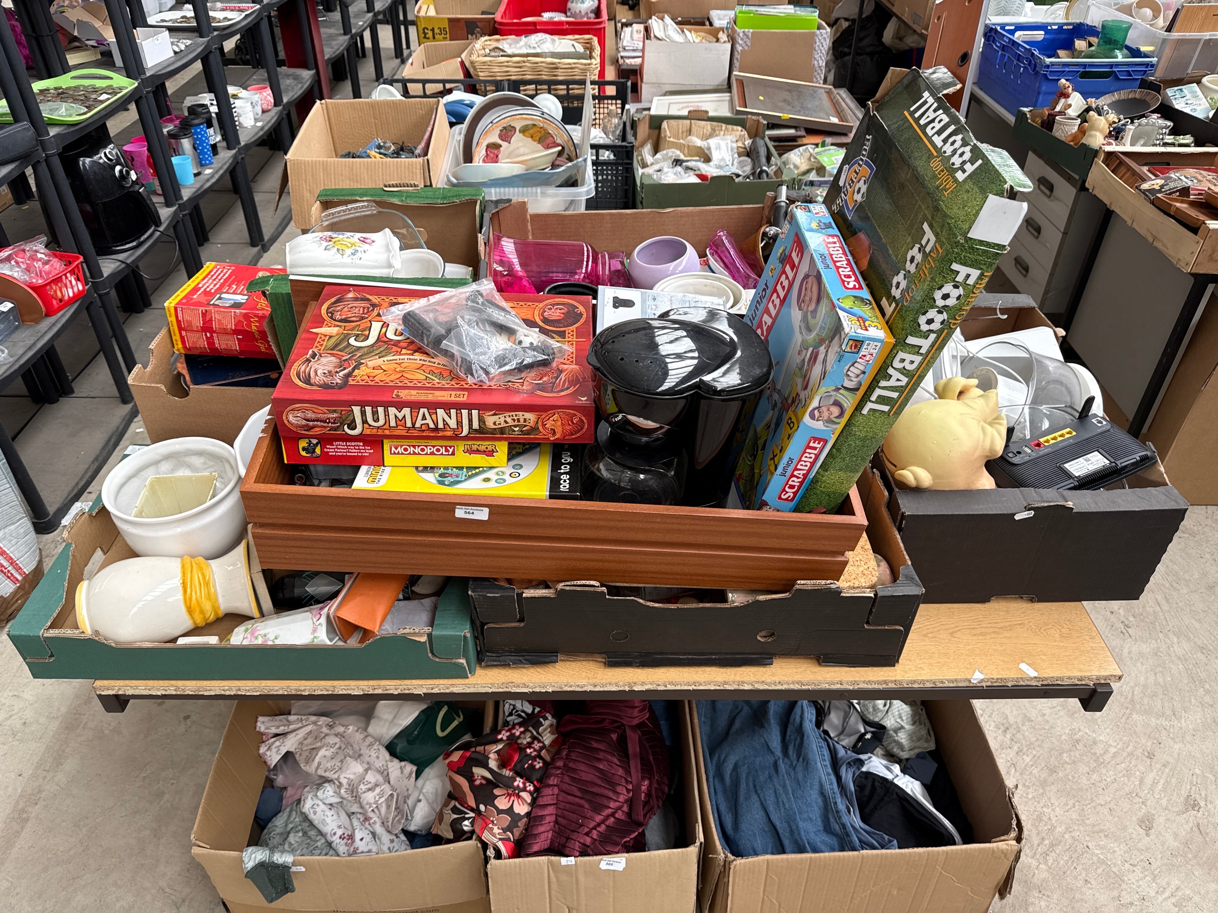 Quantity of unsorted household items
