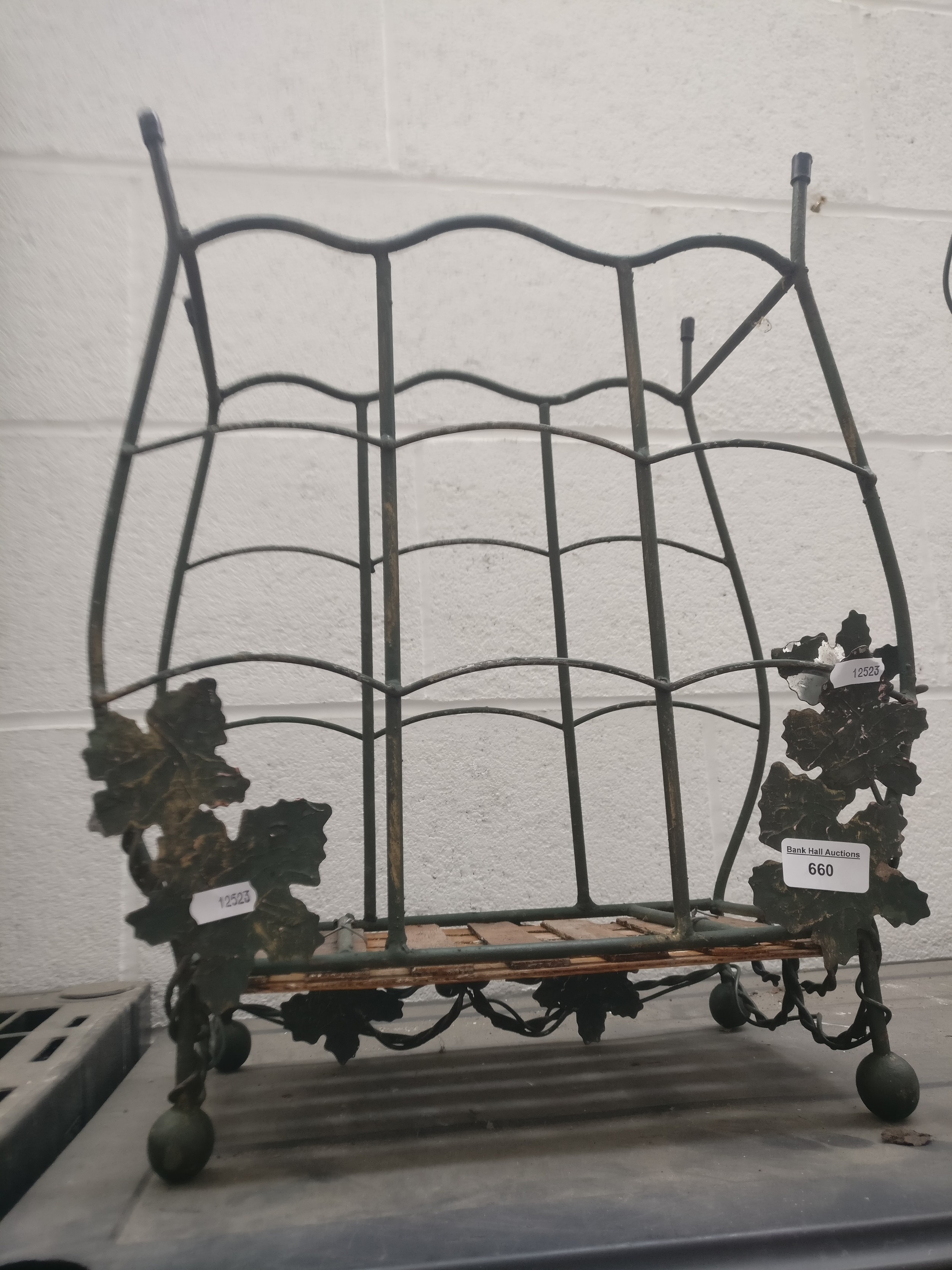 Decorative metal magazine rack