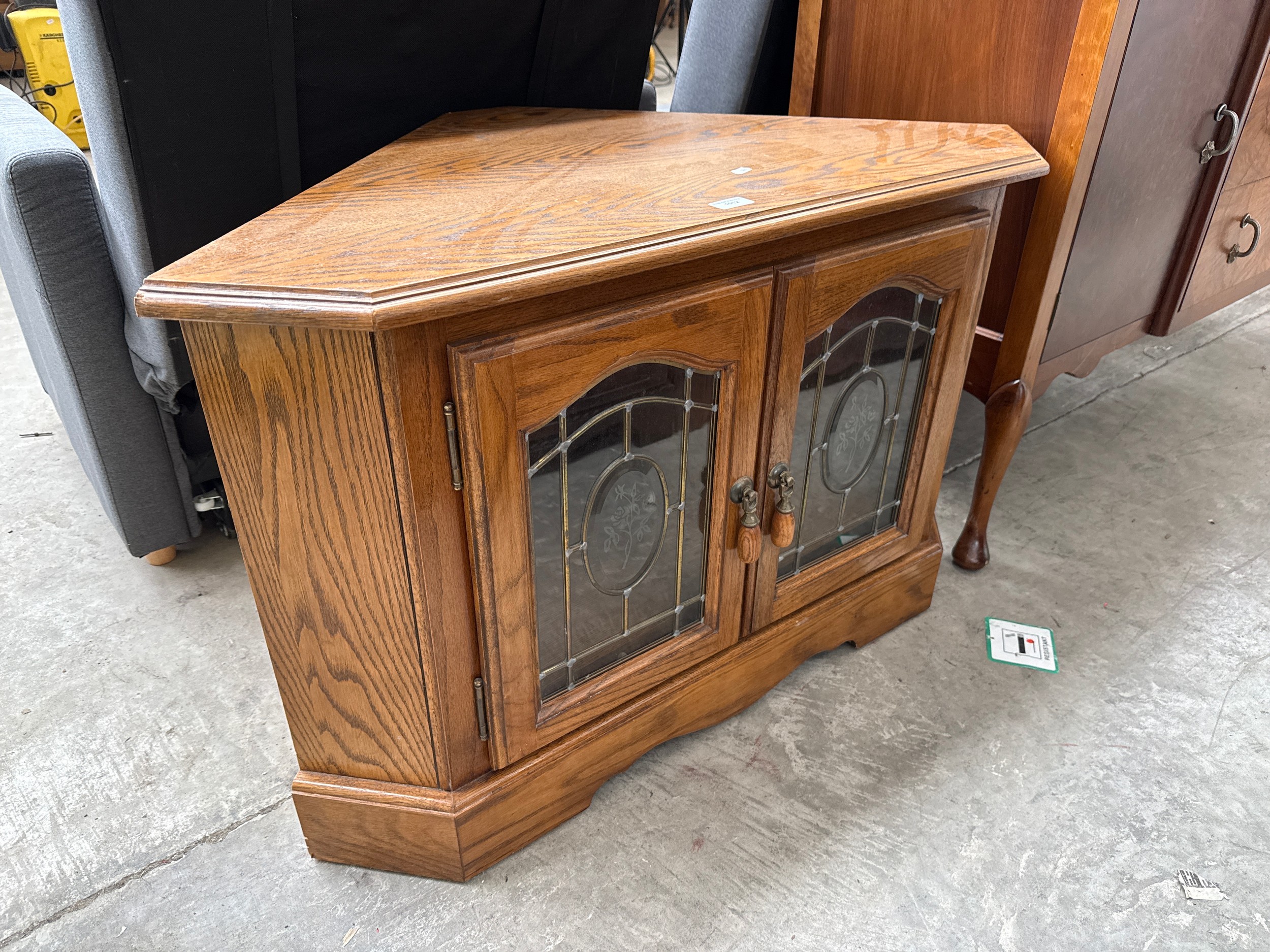 A lead glazed oak 2 door corner TV stand cabinet