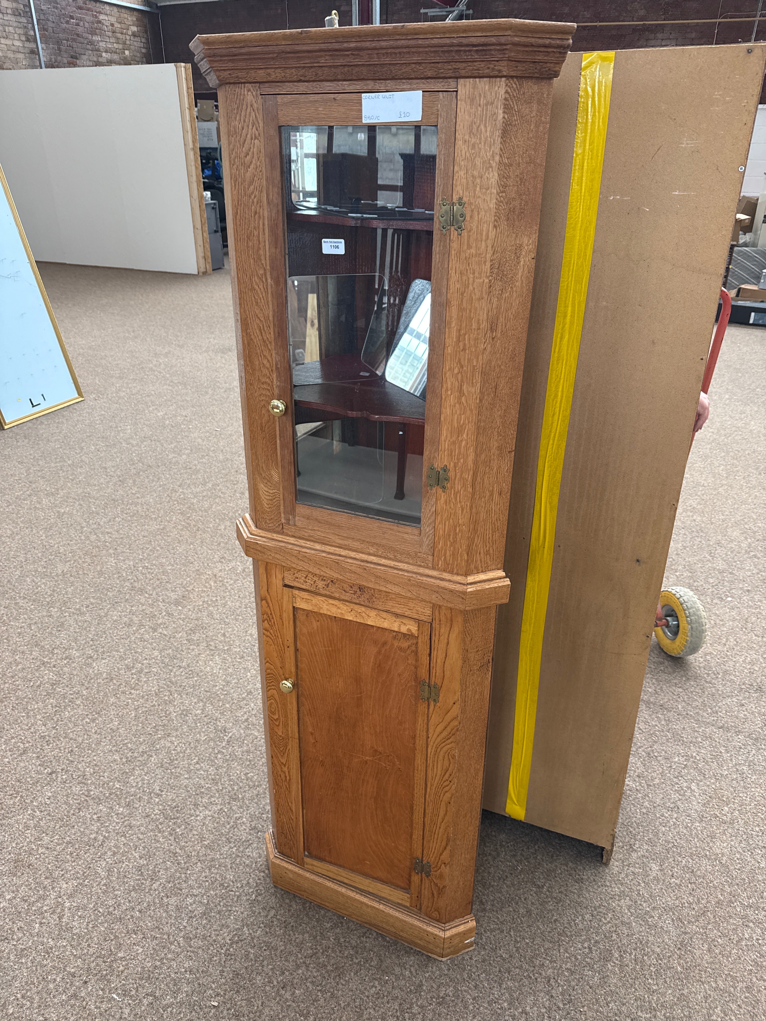 Corner cabinet