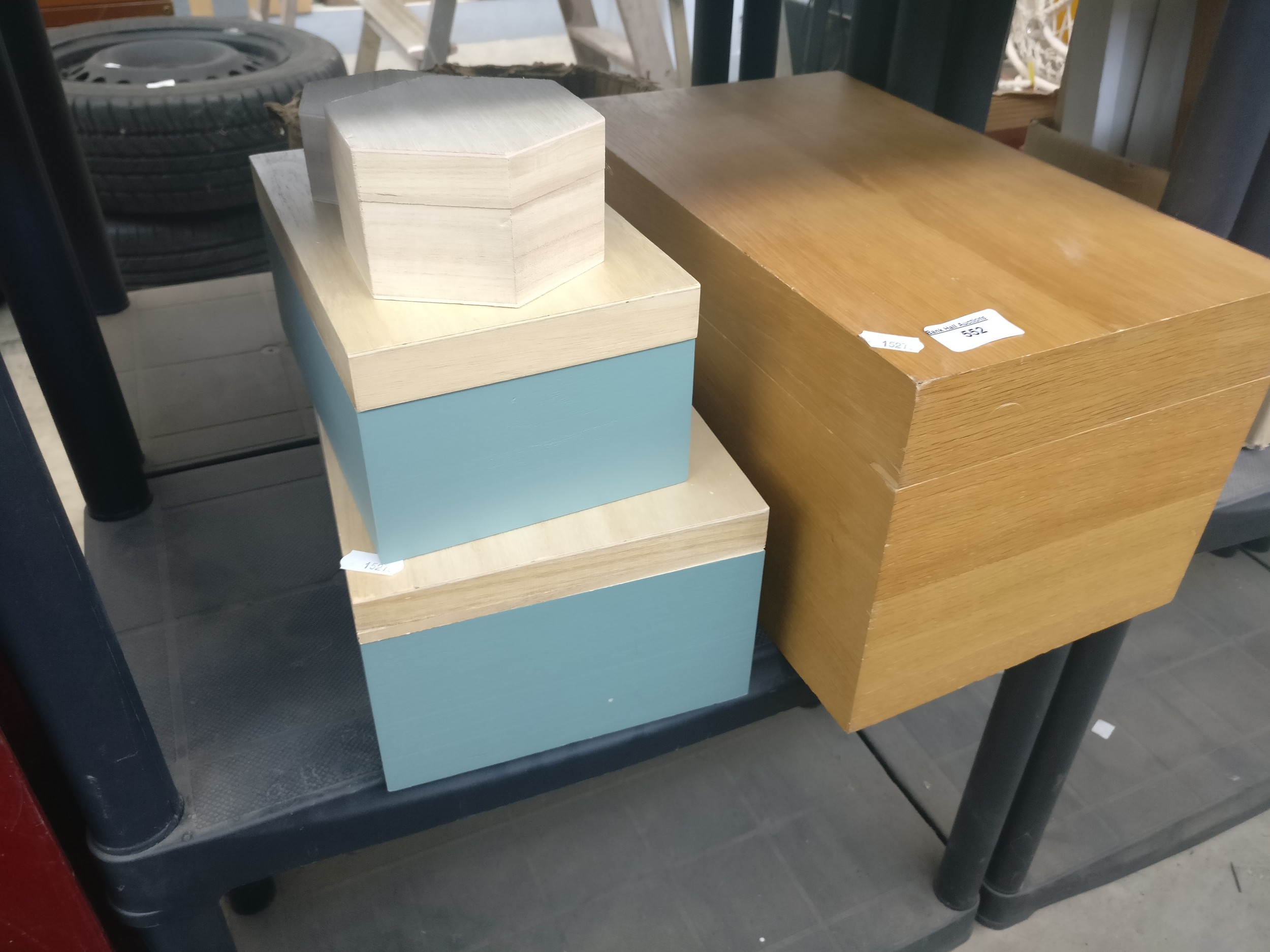Lot 552