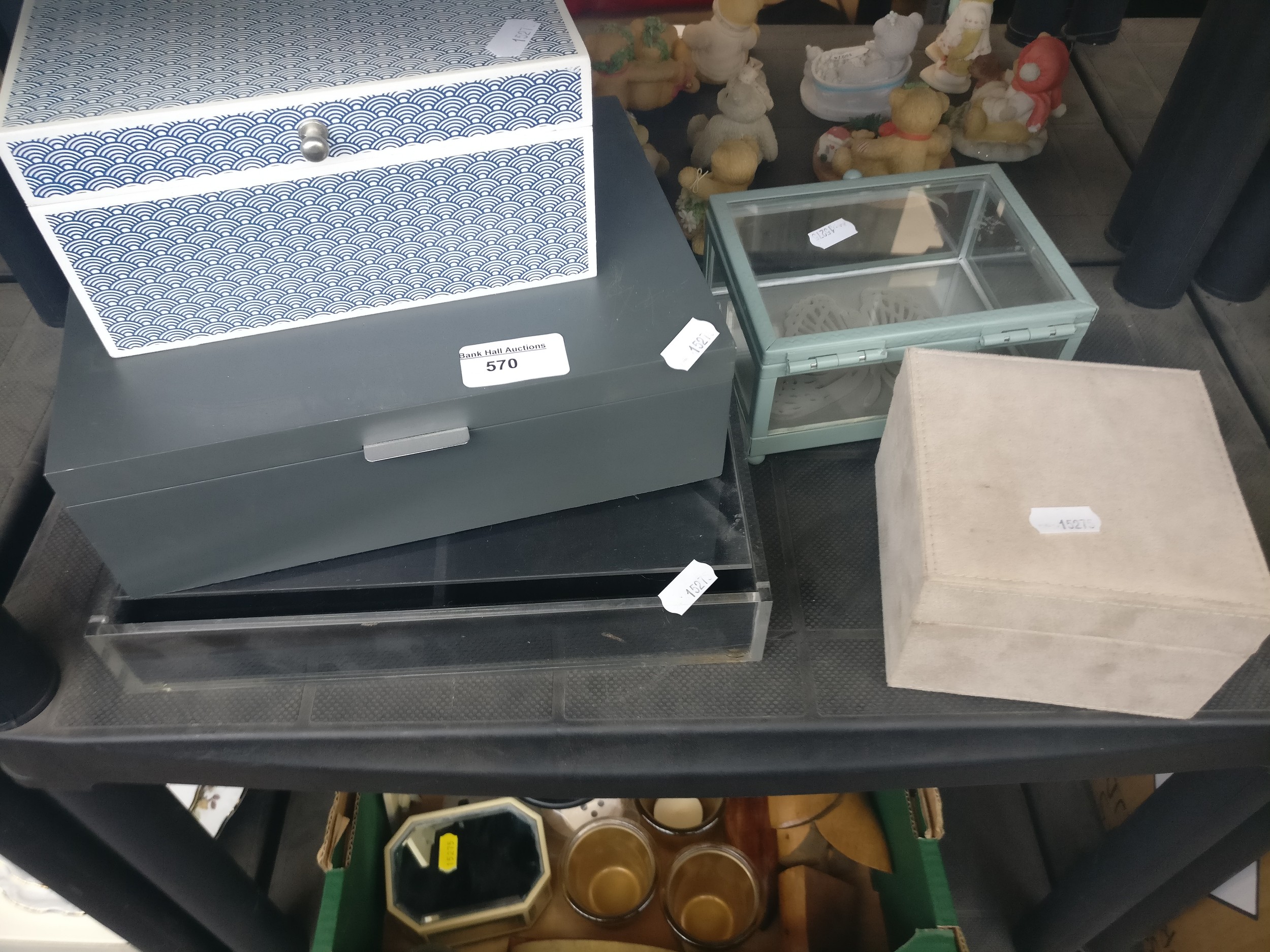 Lot 570