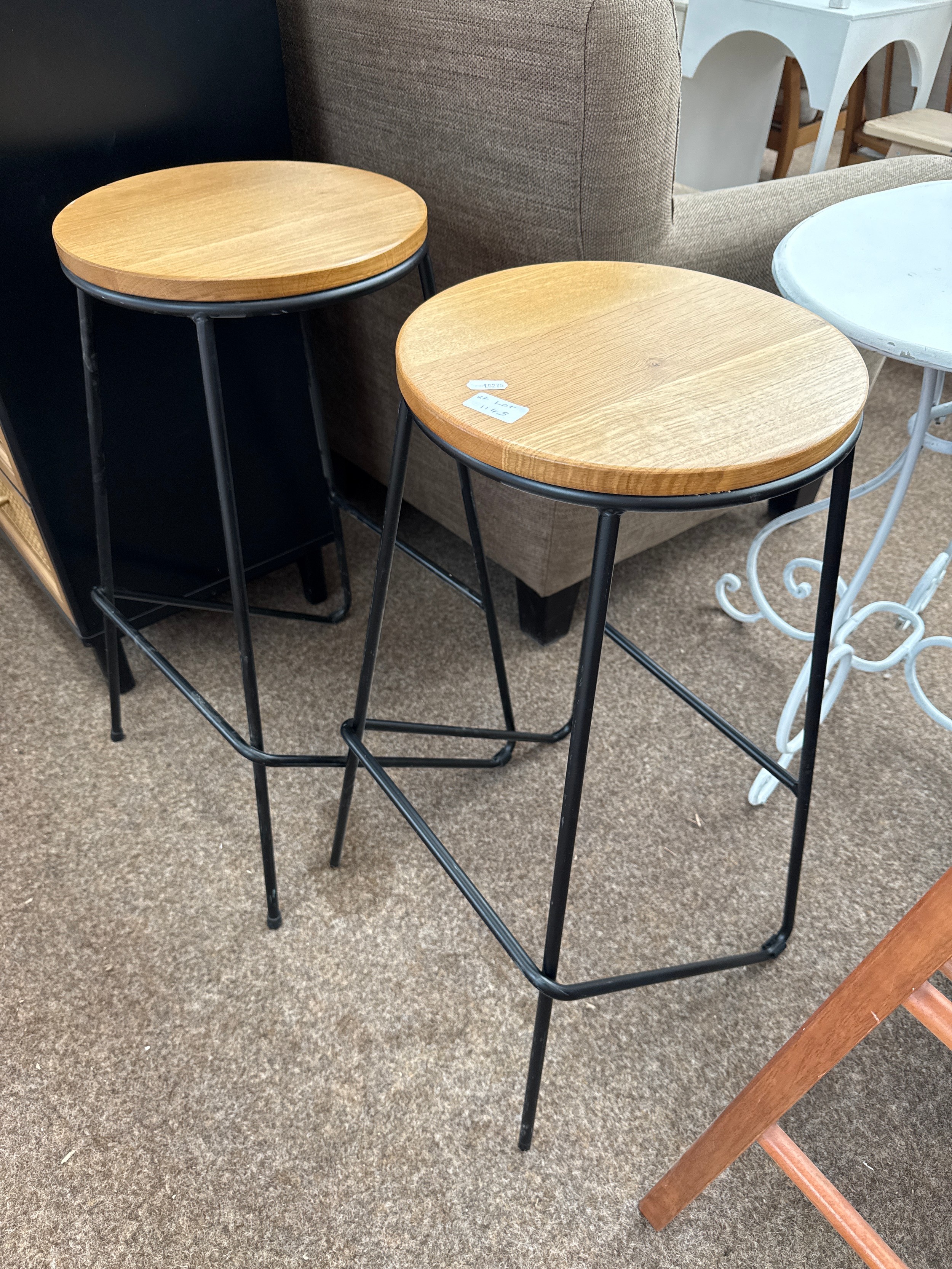 A pair of bar stools, both as new, never used (2)