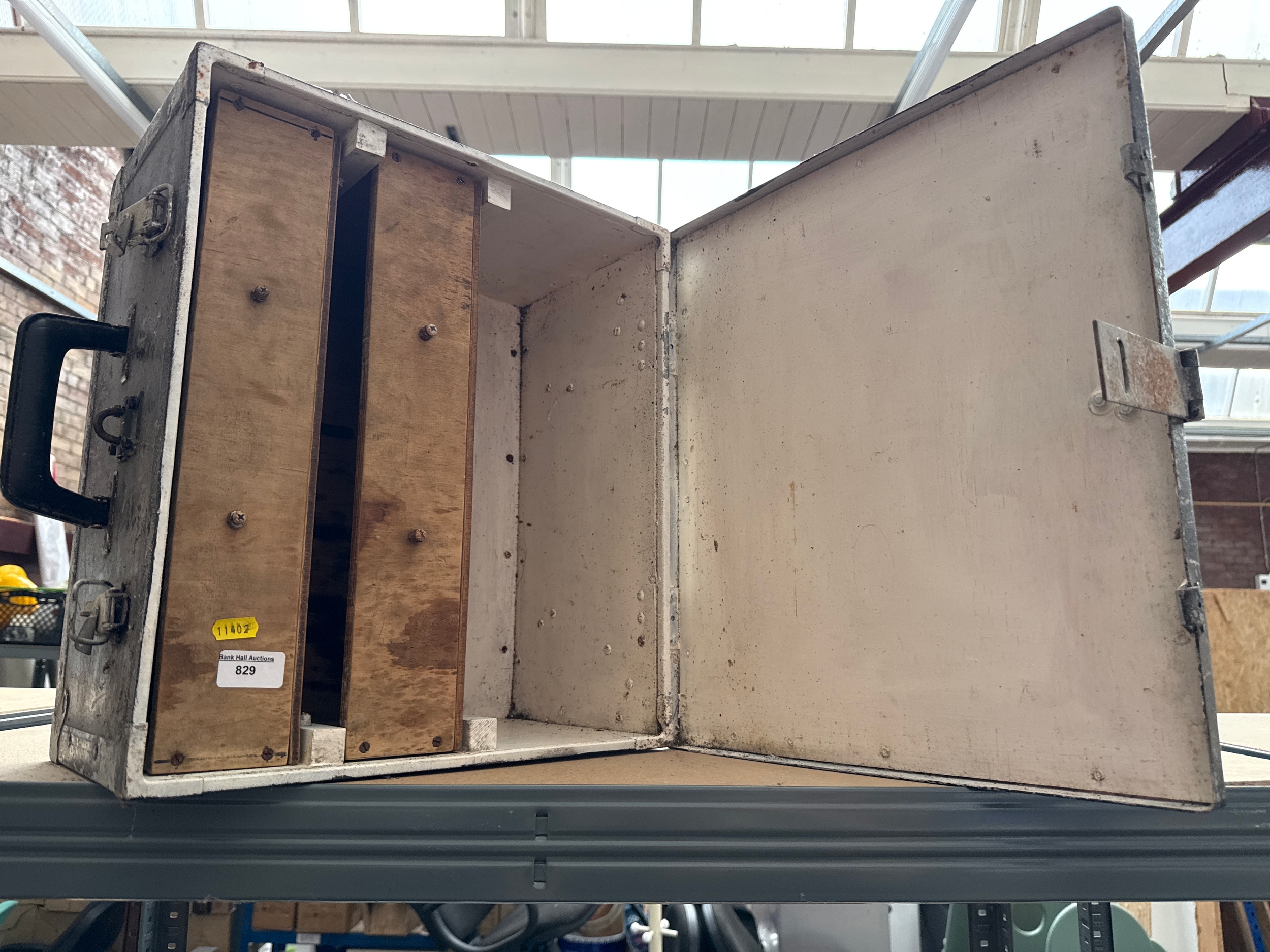 Lot 829