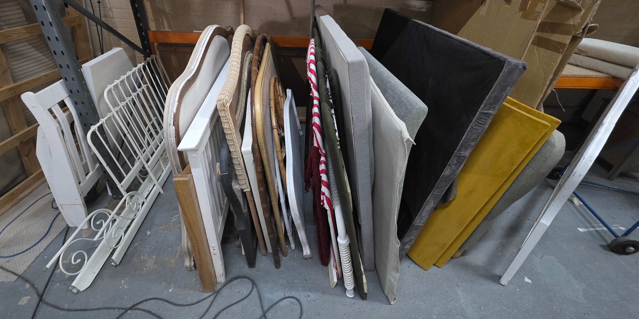 Large collection of various beds *collection from the vendors address