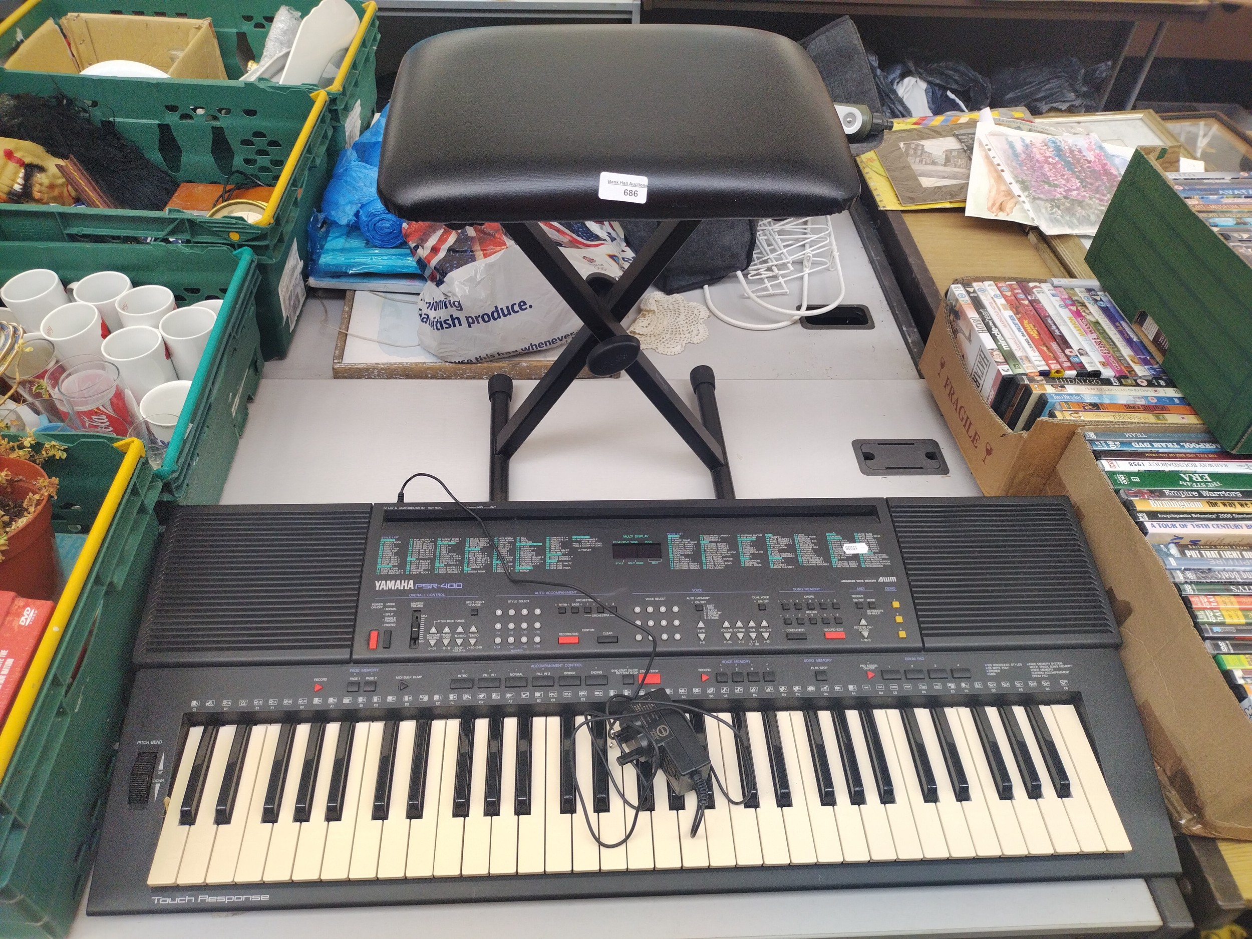 Yamaha PSR-400 keyboard with power lead and stand