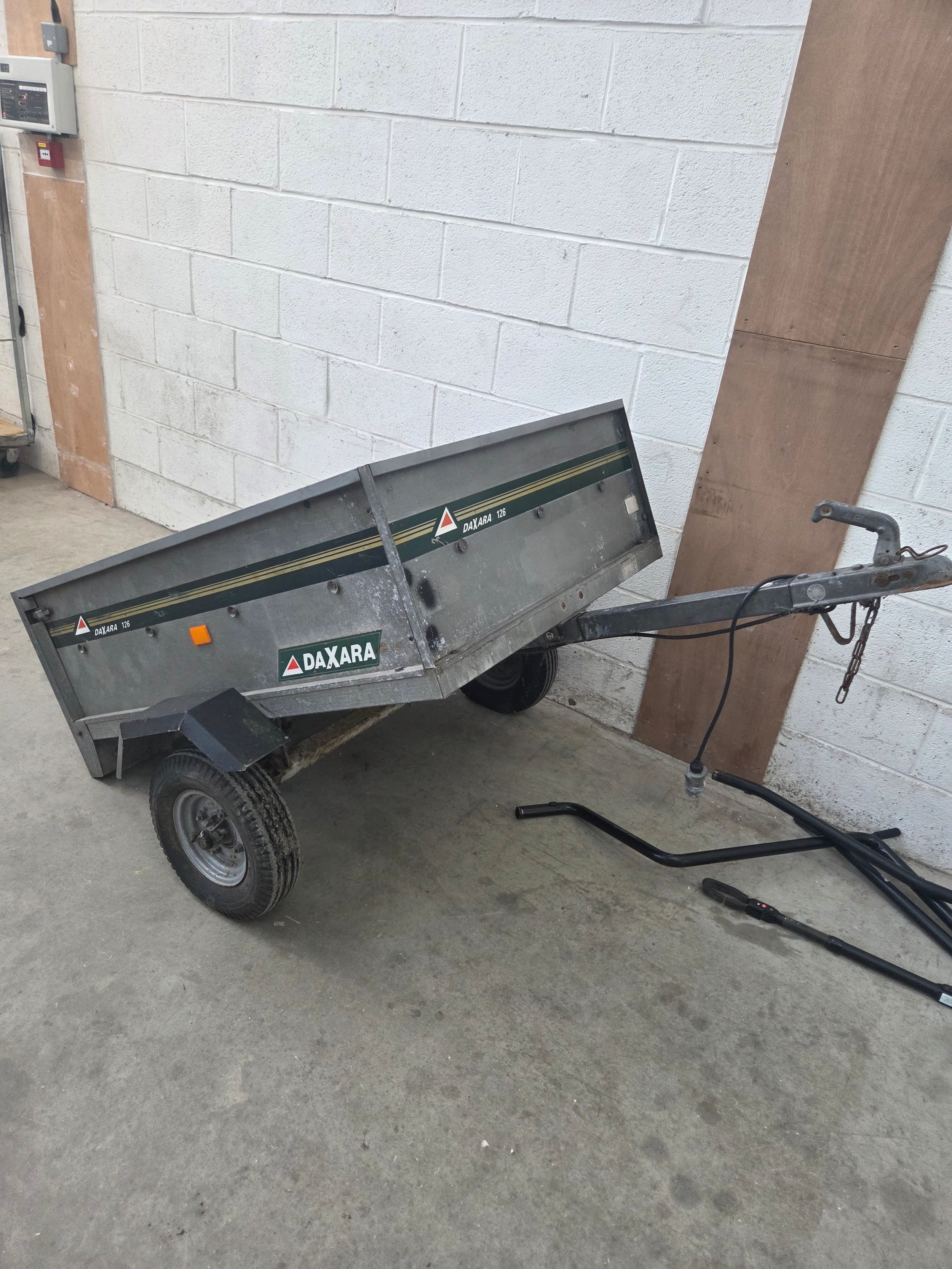 Daxara 4'x 3'2" metal two wheeled trailer