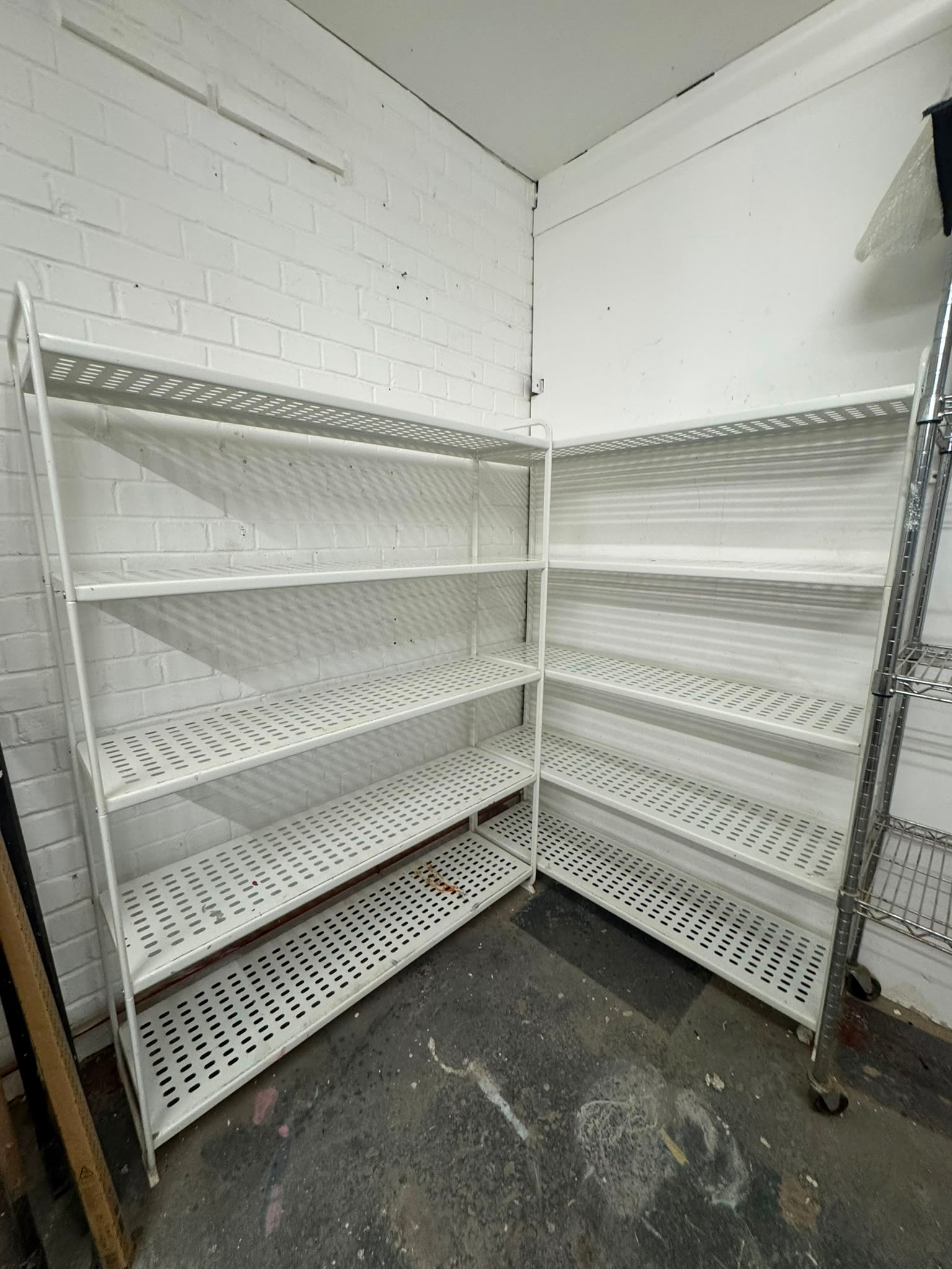 Pair of white shelving units 34 x 62 x 120cm