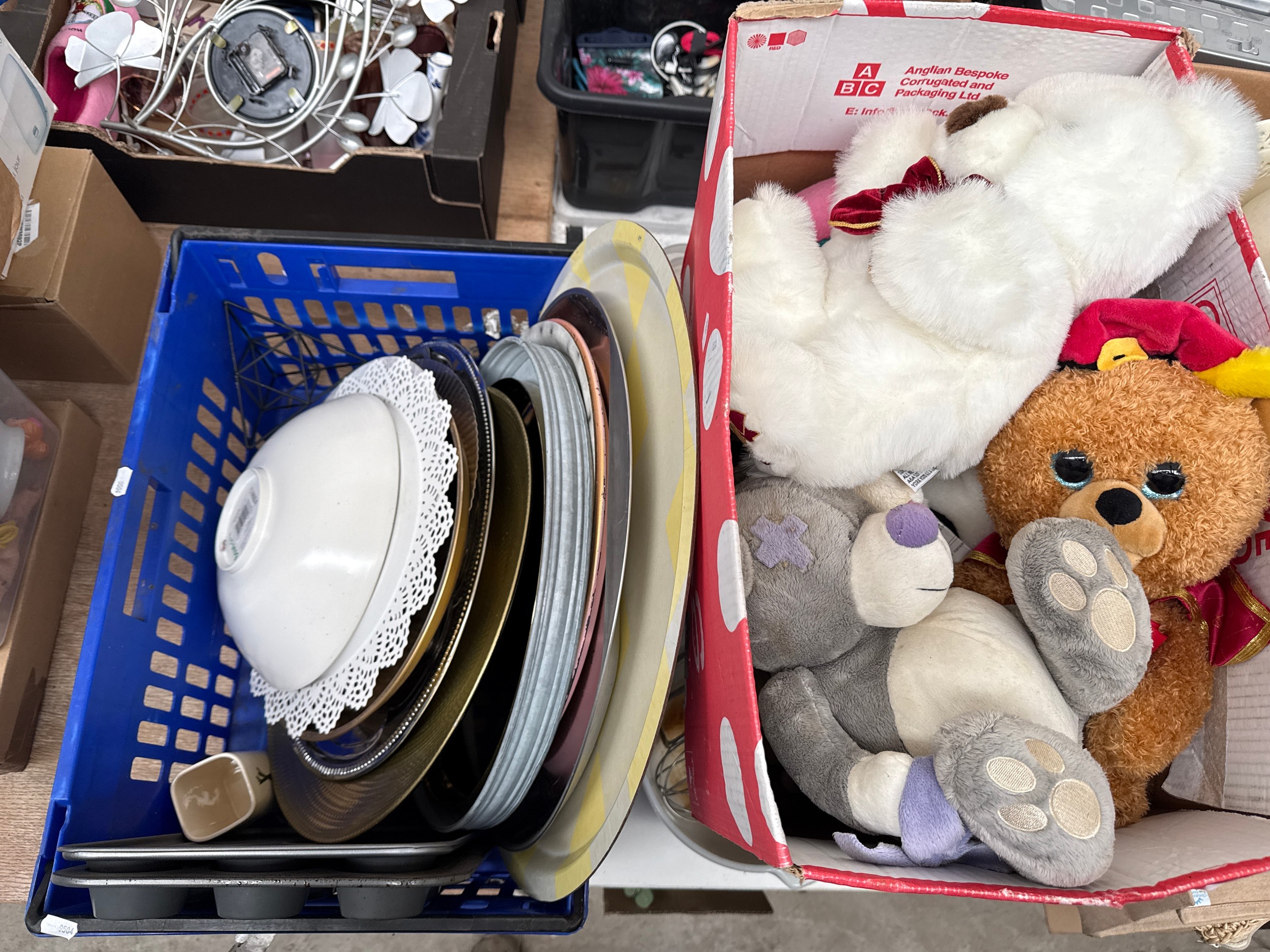 Lot inc soft toys, large plates, serving trays, etc