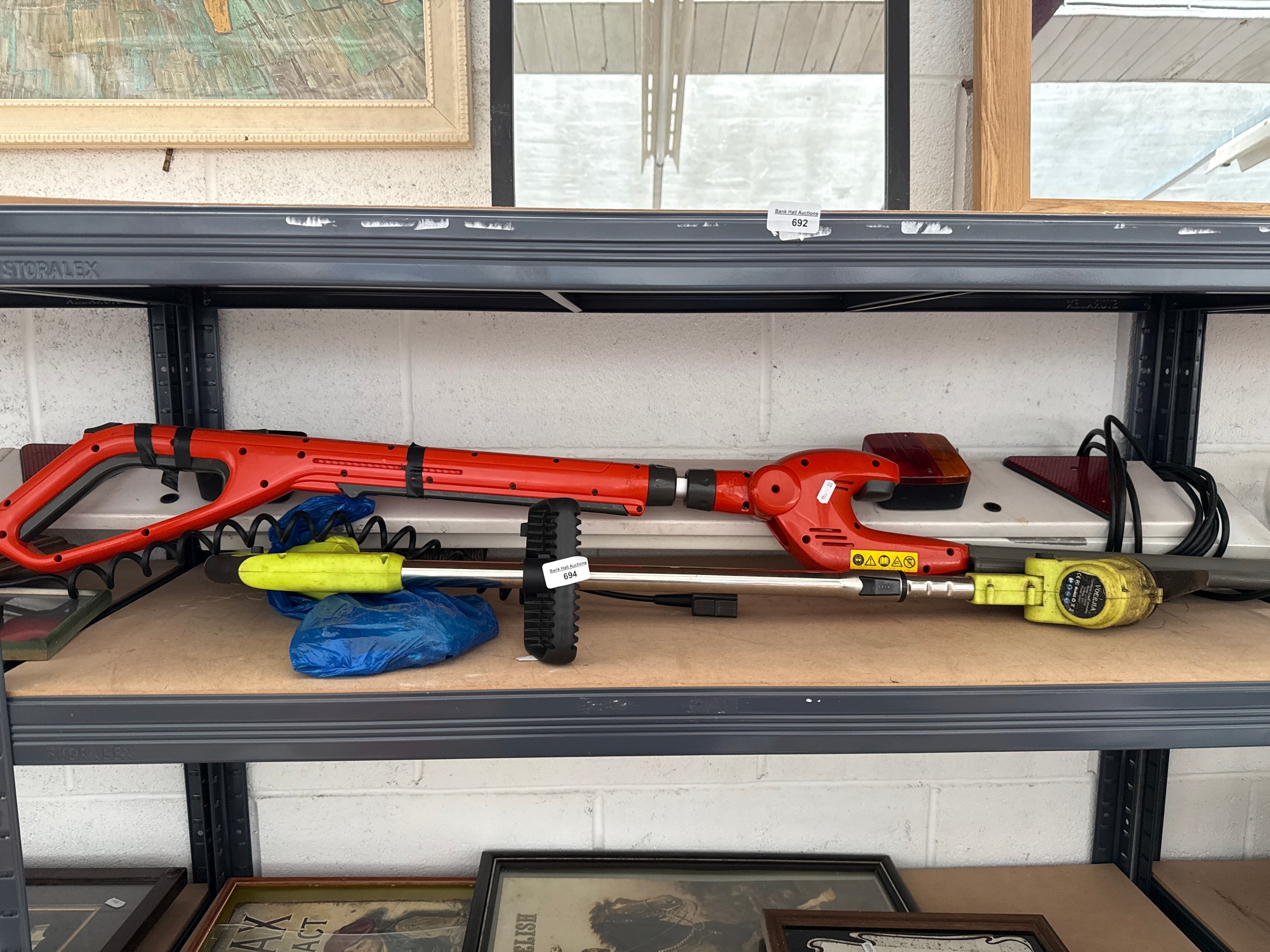 Cordless Hedge trimmer and grass trimmer, no batteries with two trailer boards