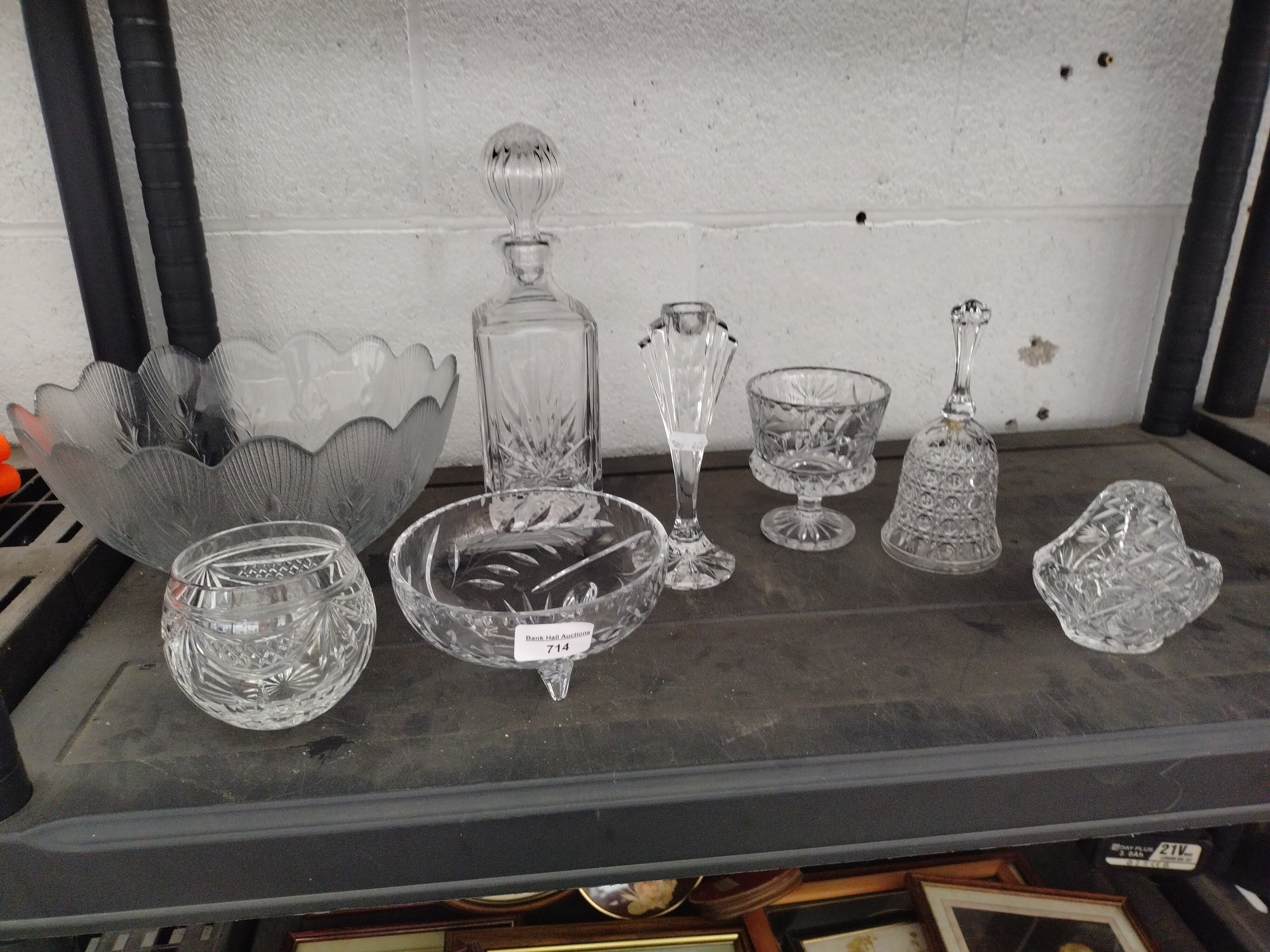 Small collection of decorative glassware