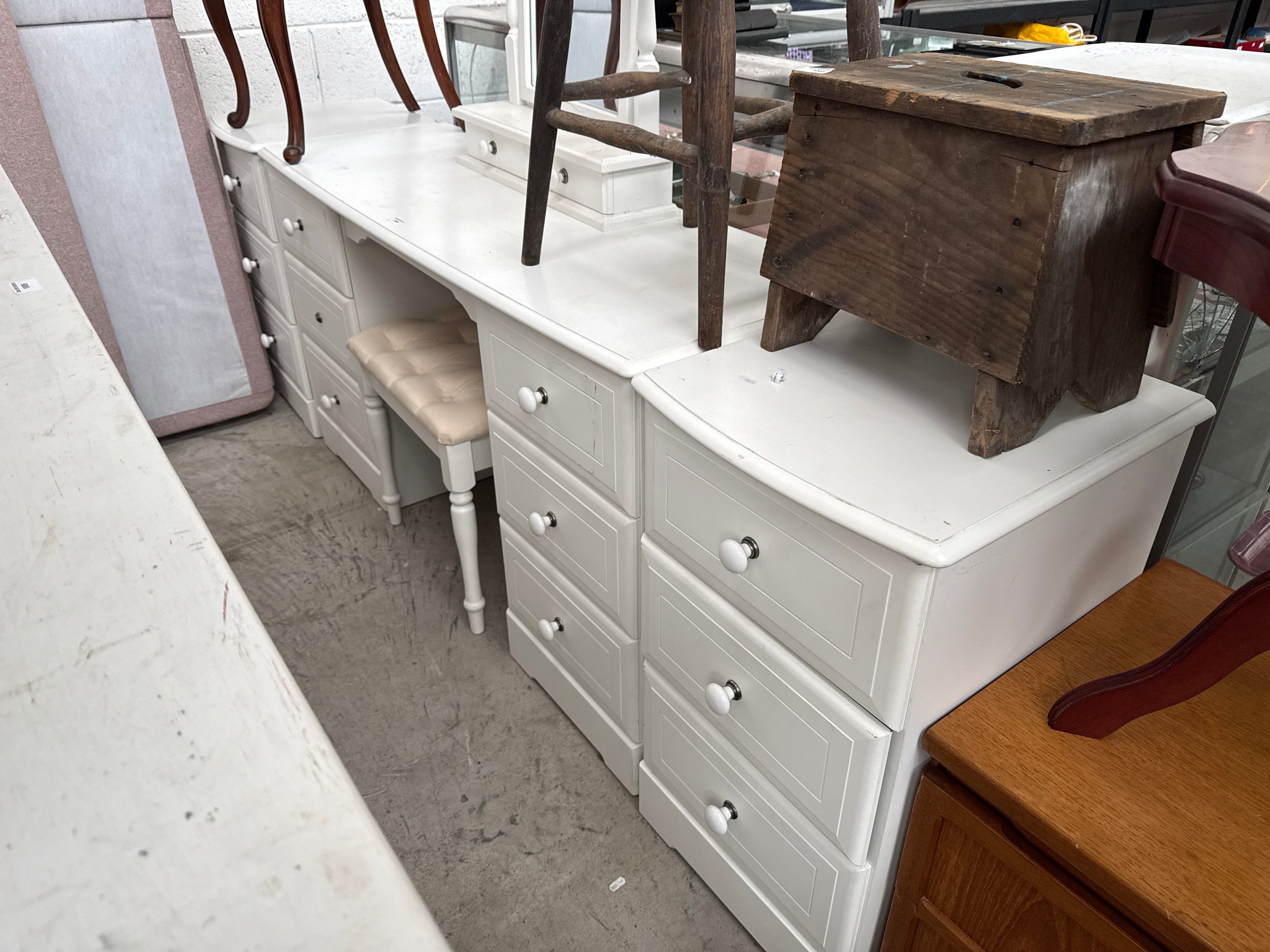 A 5 piece white bedroom set with 6 drawer dressing table (a/f handle)
