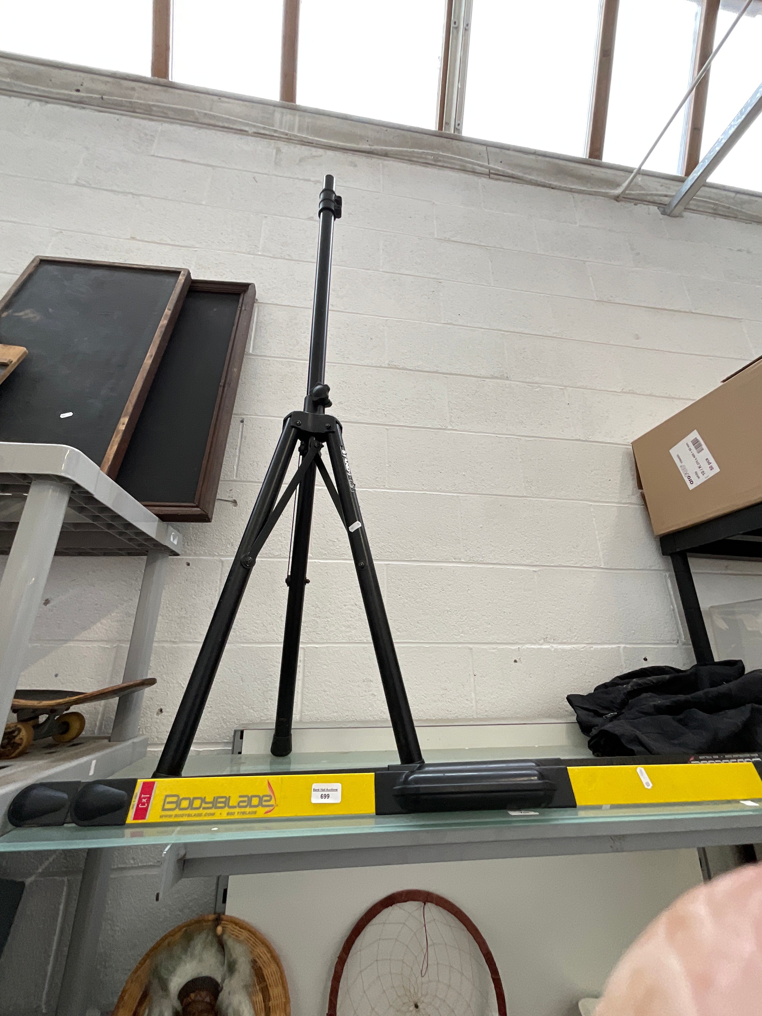 Tripod stand and body blades