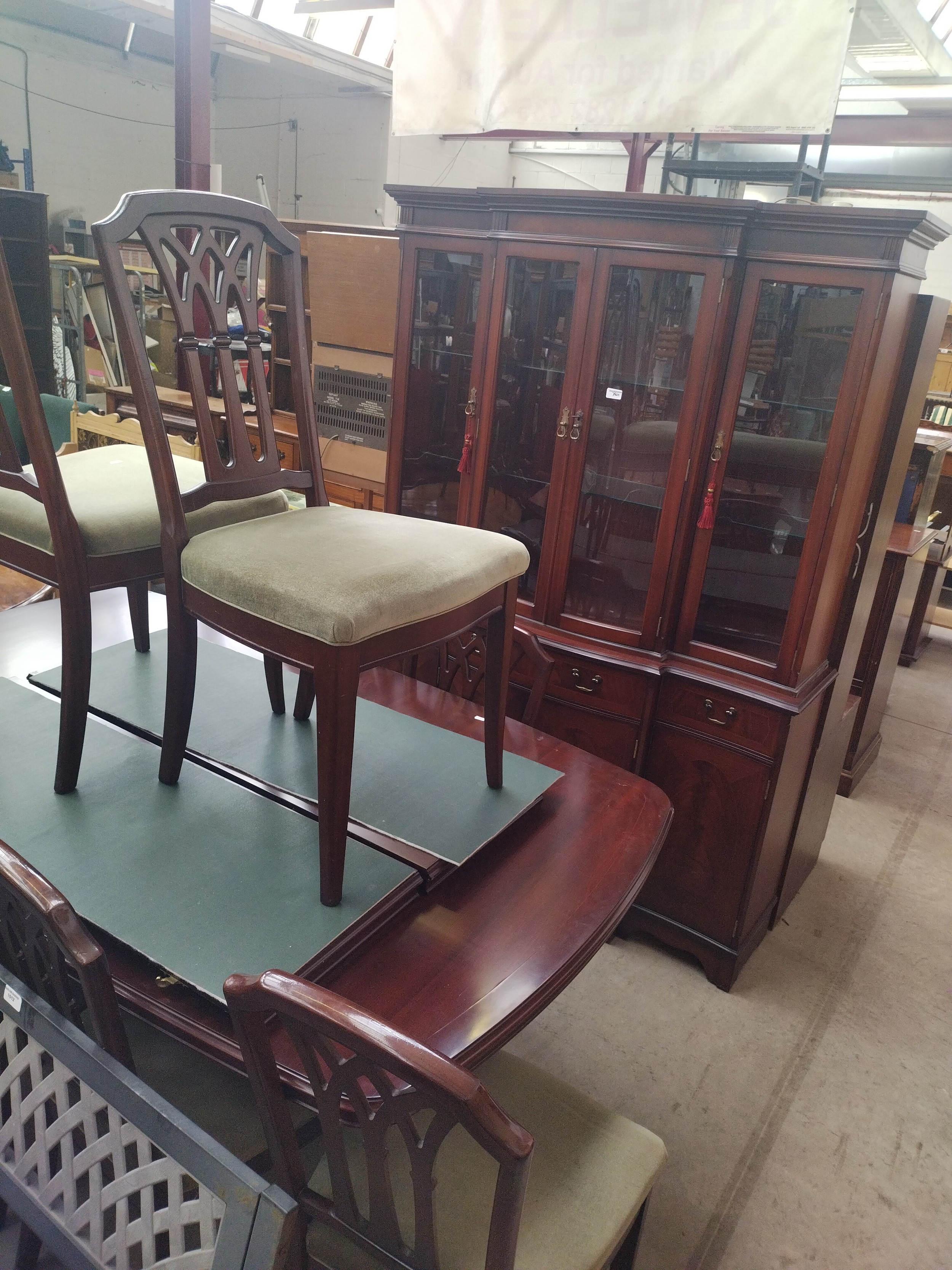 A vintage mahogany 10 x piece dining set comprising extending twin pedestal
