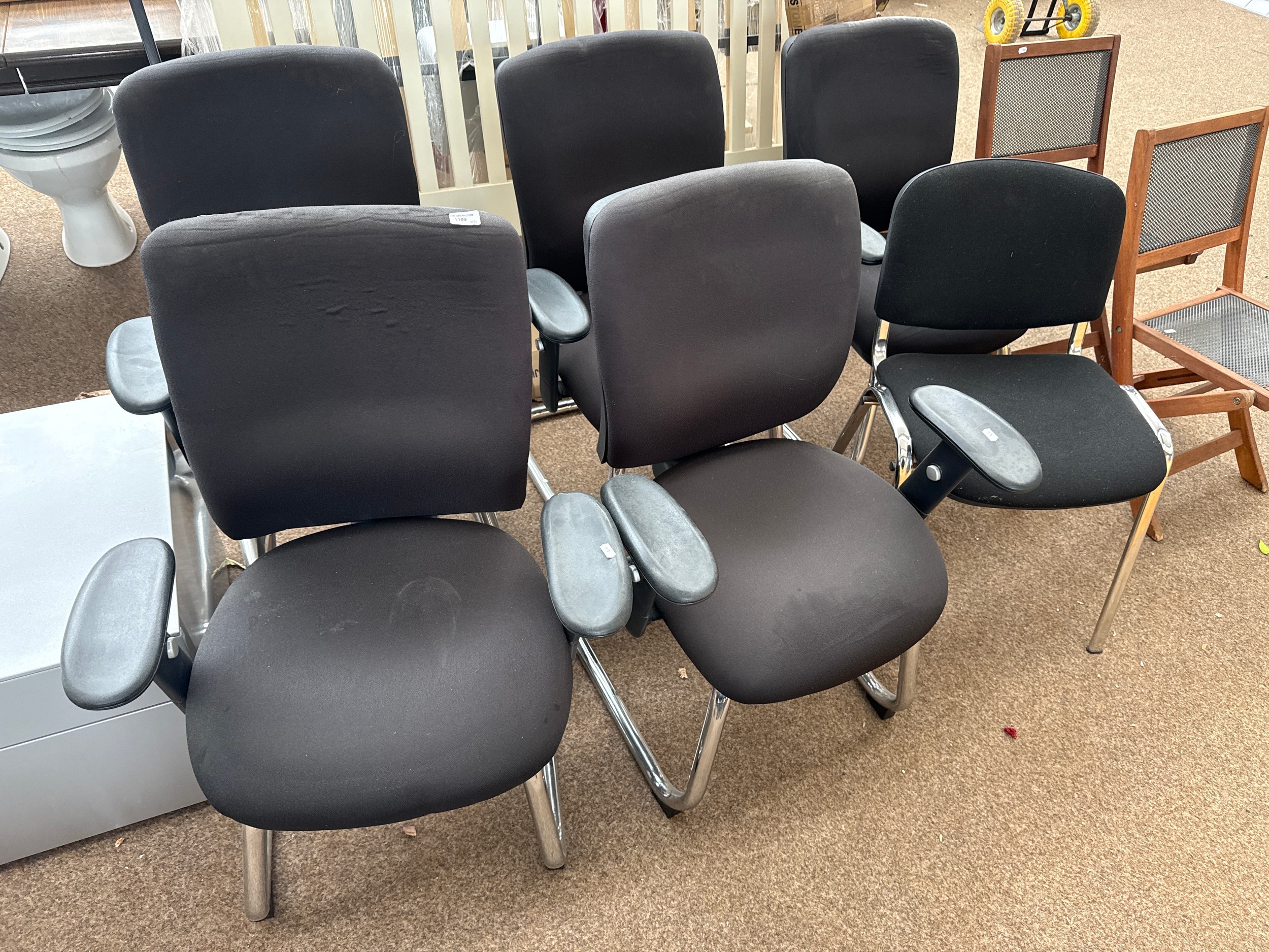 A set of 5 x modern swivel office chairs and a chromed frame chair