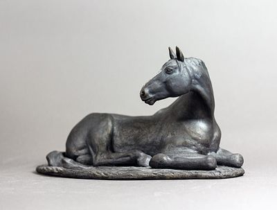 "Июнь", Д. Ибрагимова. 2023г. глина, черное лощение. 
14Х12Х23 см