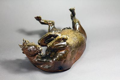 "Валяющийся конь", Д. Ибрагимова, 2023 г. Керамика, высокий дровяной обжиг. 
38Х26Х19 см.