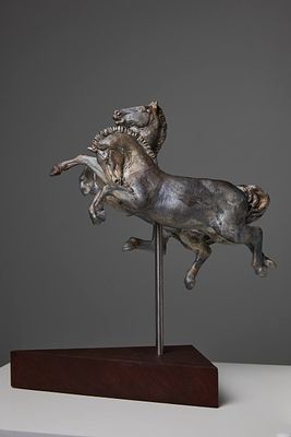 "Пара лошадей", Казанцева Т.С. Высота 31 см, ширина 27 см. 
Керамика, обжиг, дерево.