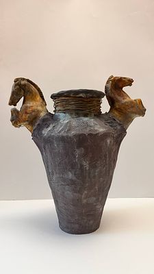 Ваза "Пара лошадей", Казанцева Т.С. Высота 32 см, ширина 32 см. 
Керамика, обжиг, глазурь 