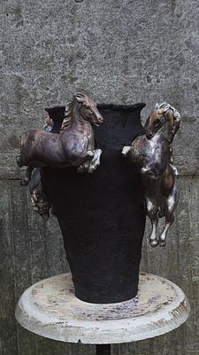 Ваза "Лошади", Казанцева Т.С. Высота 33 см, ширина 27 см. 
Керамика, обжиг, глазурь.